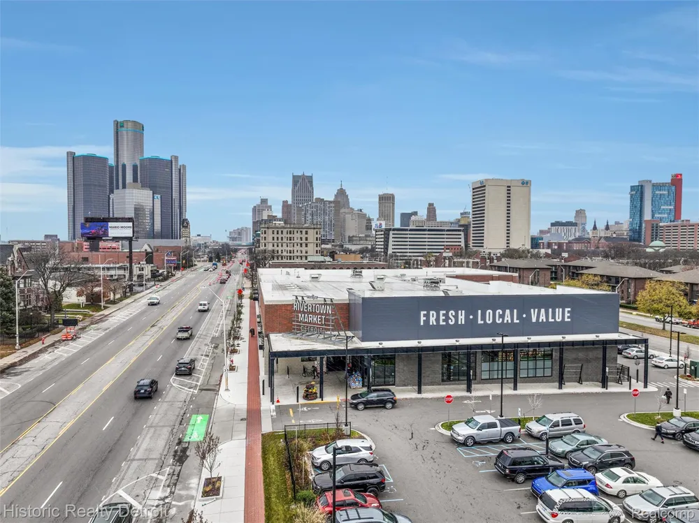 1300 E Lafayette #905 Detroit City, MI 48207
