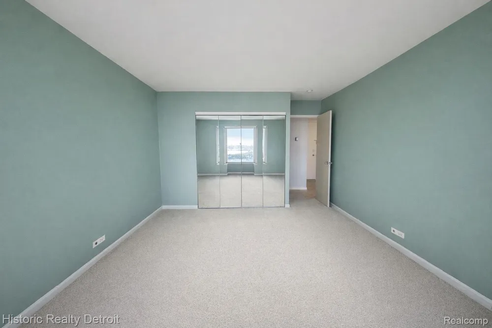 1300 E Lafayette #905 Detroit City, MI 48207