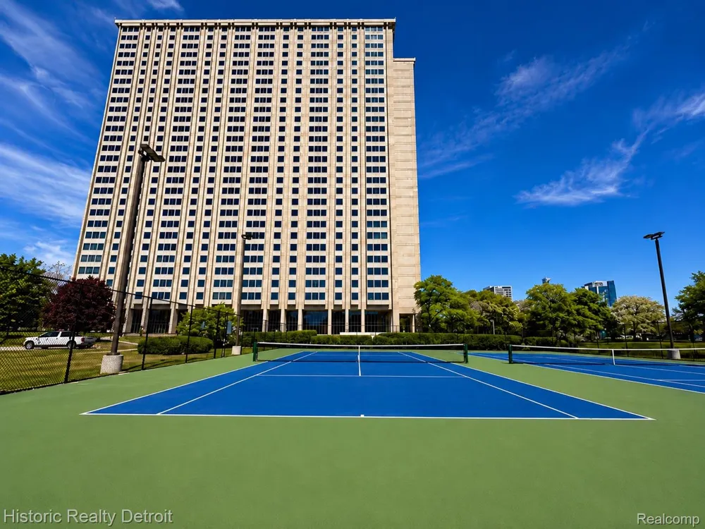 1300 E Lafayette #905 Detroit City, MI 48207