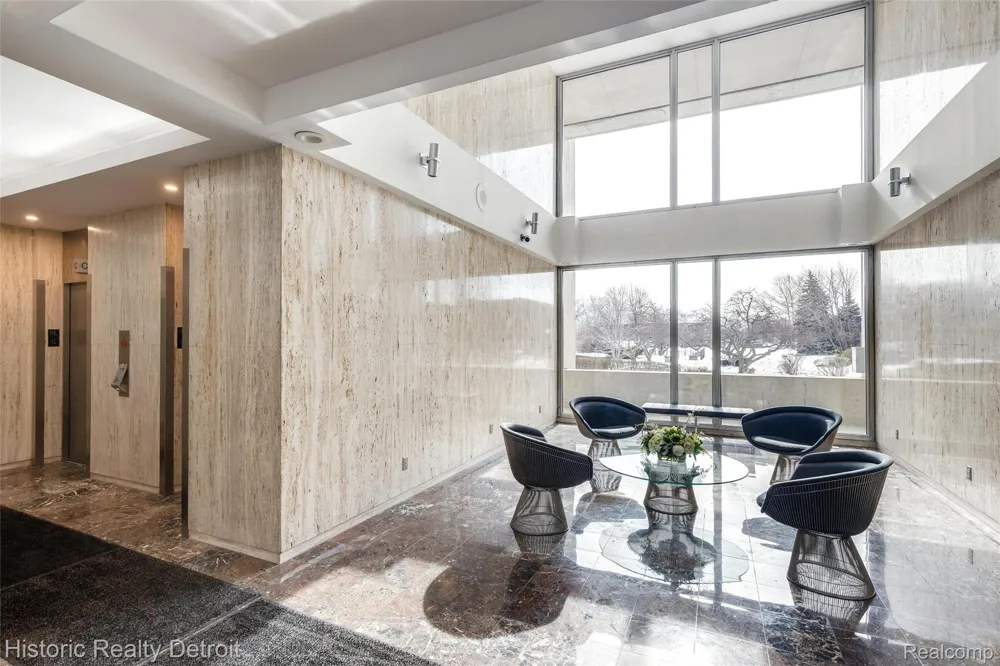 1300 E Lafayette #905 Detroit City, MI 48207
