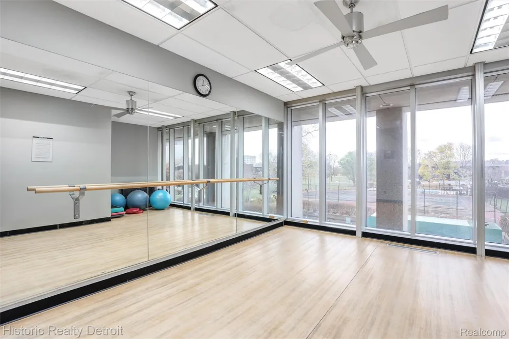 1300 E Lafayette #905 Detroit City, MI 48207