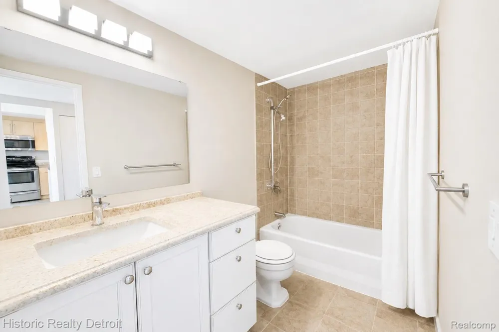 1300 E Lafayette #905 Detroit City, MI 48207