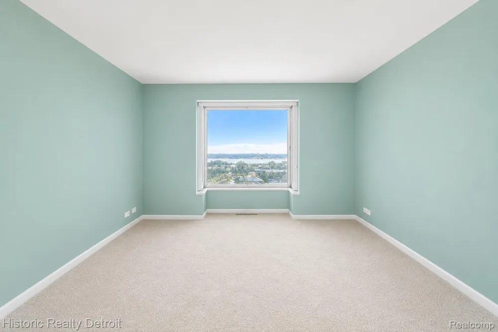 1300 E Lafayette #905 Detroit City, MI 48207