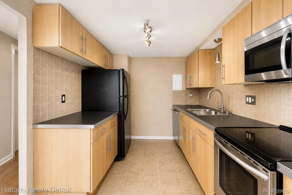 1300 E Lafayette #905 Detroit City, MI 48207