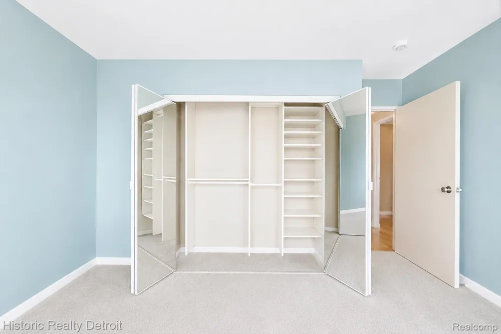 1300 E Lafayette #905 Detroit City, MI 48207