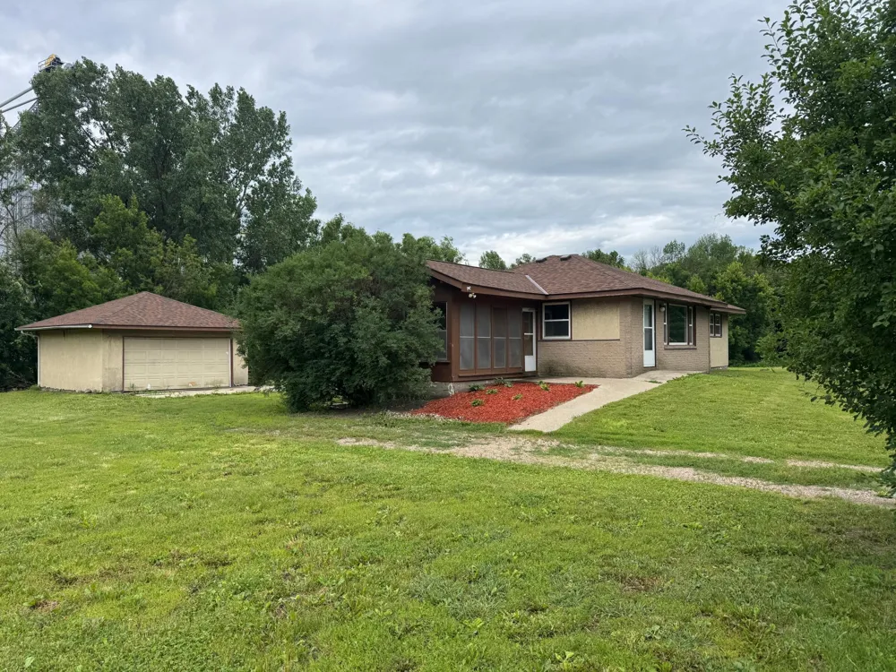 435 W Ottawa Street Le Center, MN 56057