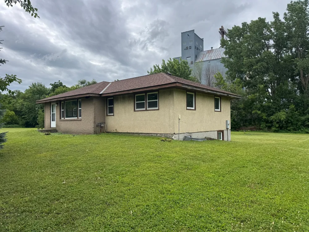 435 W Ottawa Street Le Center, MN 56057