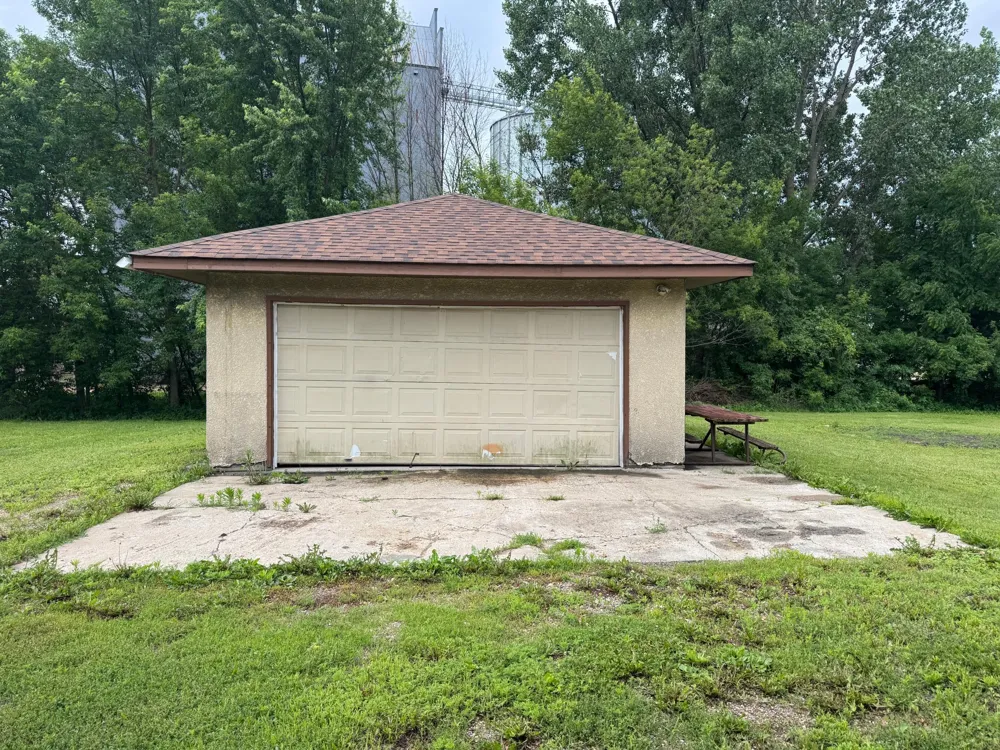 435 W Ottawa Street Le Center, MN 56057