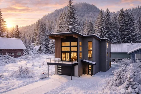 811 E Hyak Dr