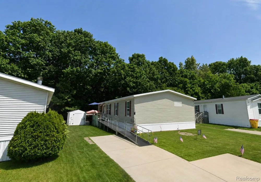 4229 Hillary Creek Burton City, MI 48519