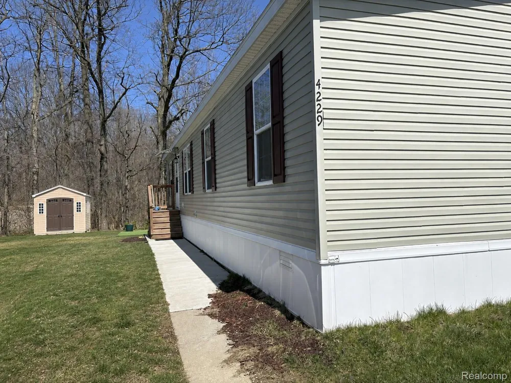 4229 Hillary Creek Burton City, MI 48519
