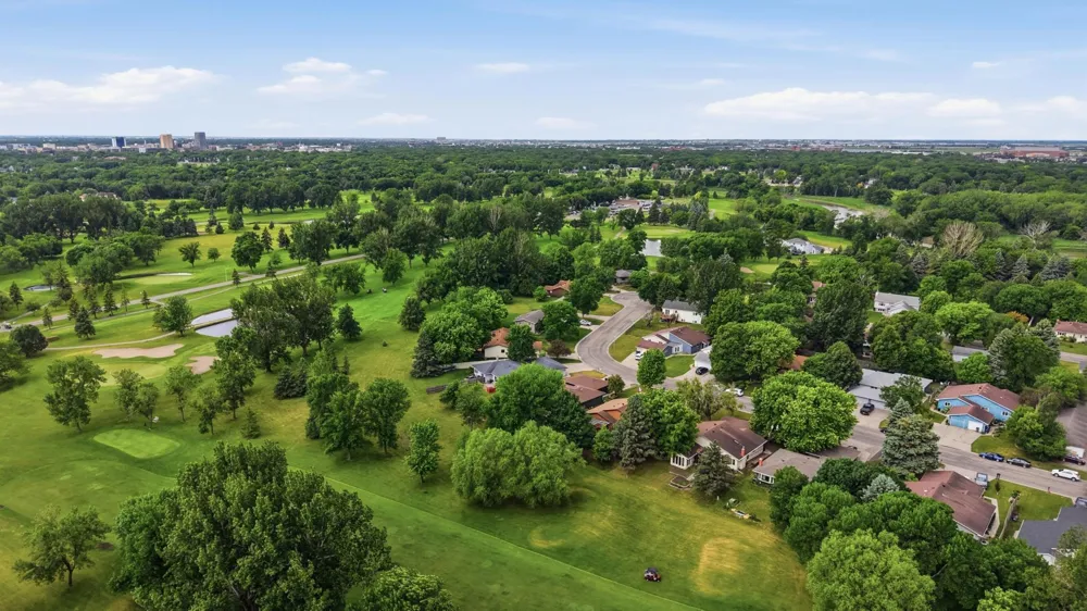 2328 Country Club Parkway Moorhead, MN 56560