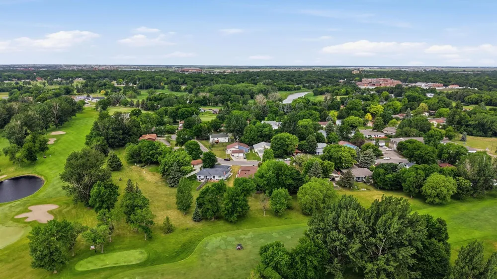 2328 Country Club Parkway Moorhead, MN 56560