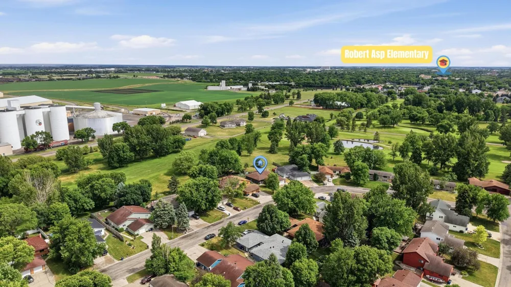2328 Country Club Parkway Moorhead, MN 56560