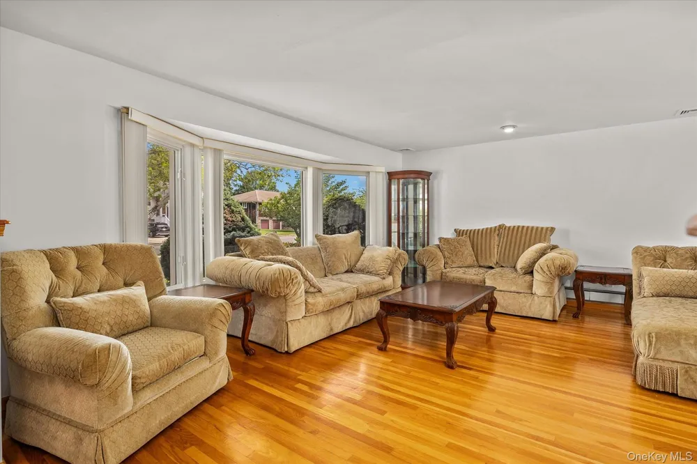 228 Robby Lane Manhasset Hills, NY 11040