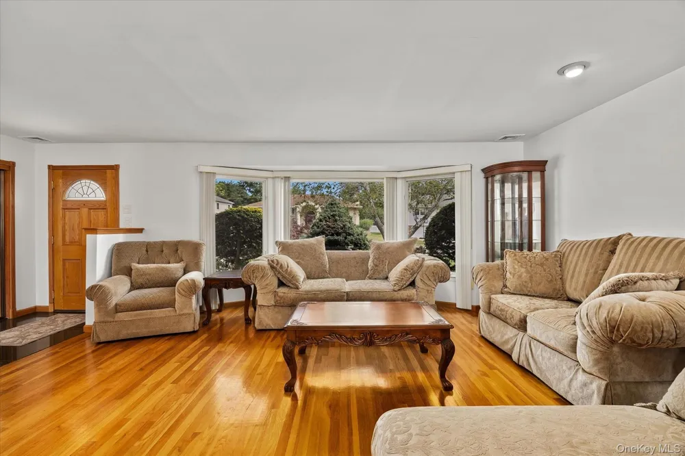 228 Robby Lane Manhasset Hills, NY 11040