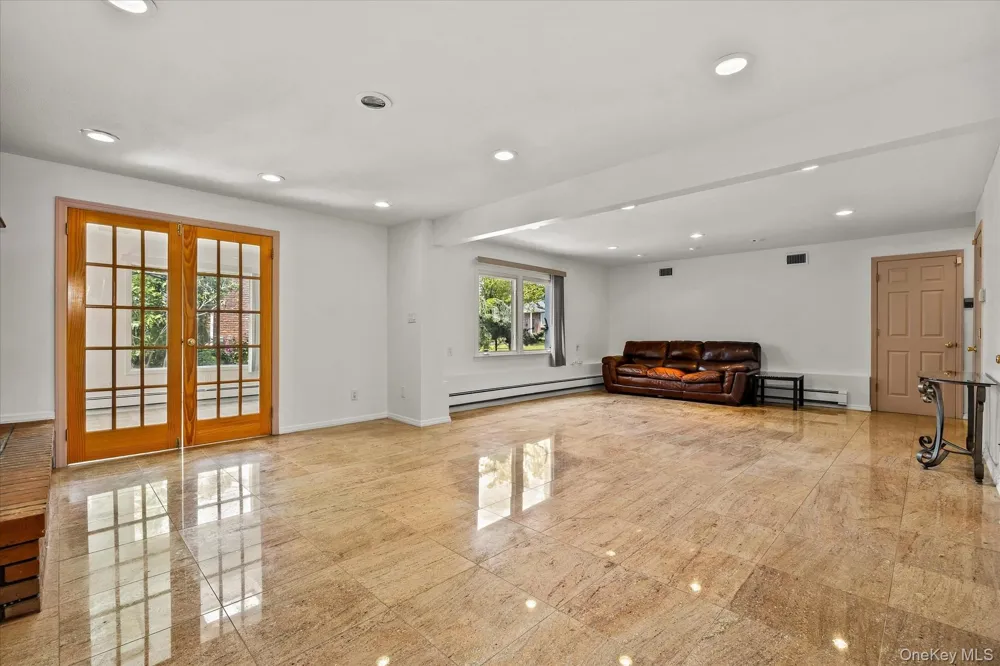 228 Robby Lane Manhasset Hills, NY 11040