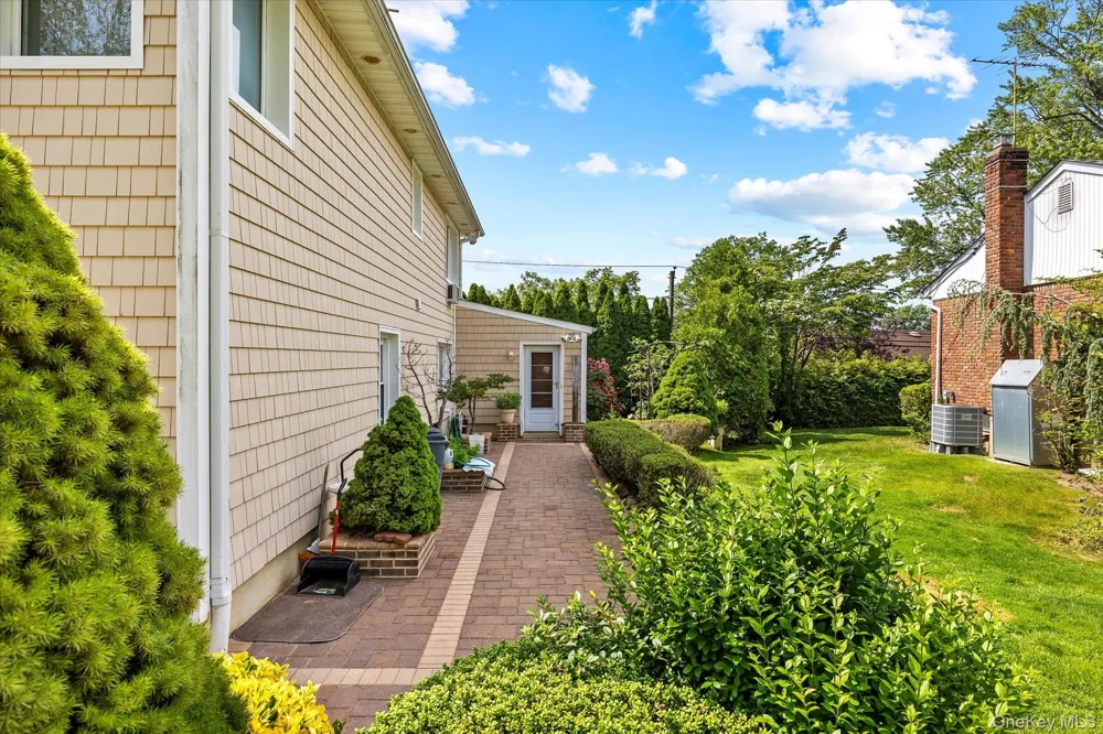 228 Robby Lane Manhasset Hills, NY 11040