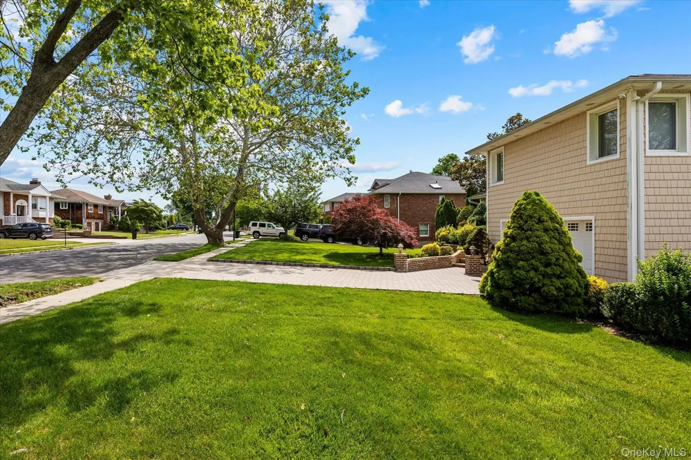 228 Robby Lane Manhasset Hills, NY 11040