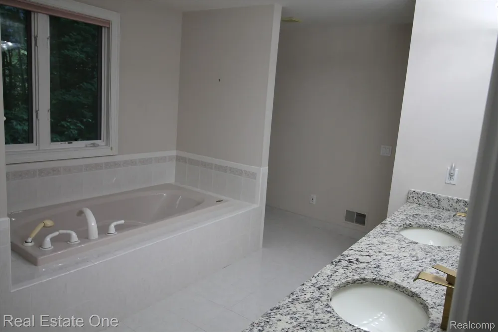 3417 Hidden Oaks Lane West Bloomfield Charter Township, MI 48324