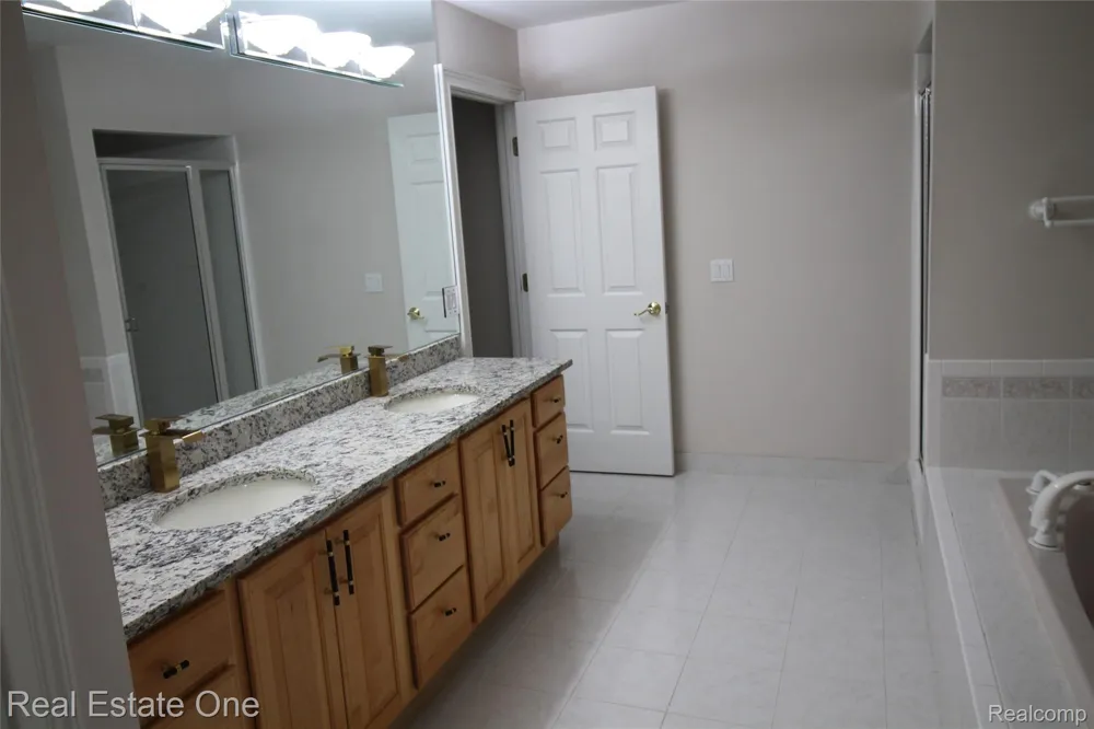 3417 Hidden Oaks Lane West Bloomfield Charter Township, MI 48324