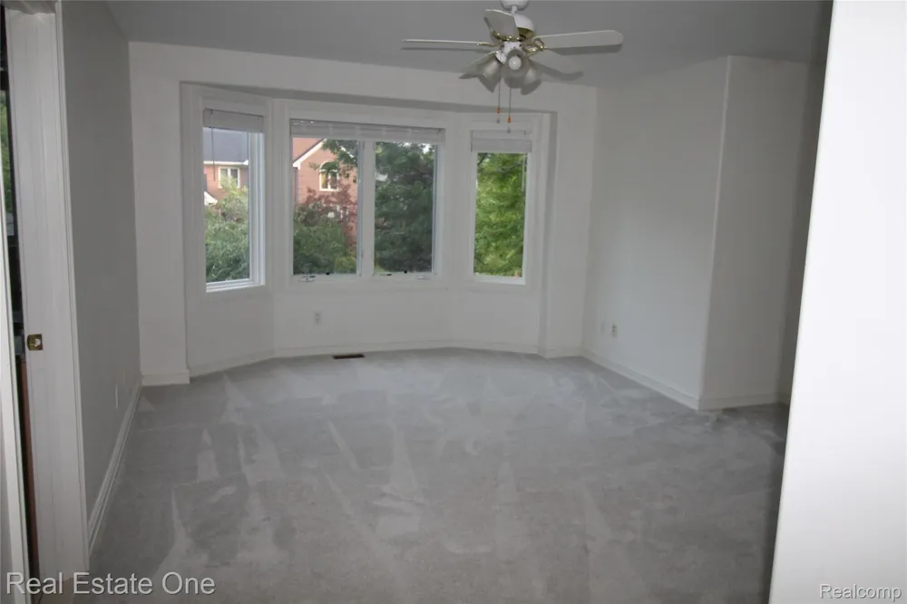 3417 Hidden Oaks Lane West Bloomfield Charter Township, MI 48324