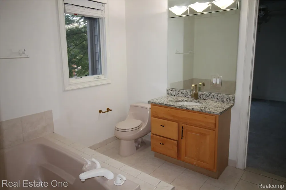 3417 Hidden Oaks Lane West Bloomfield Charter Township, MI 48324