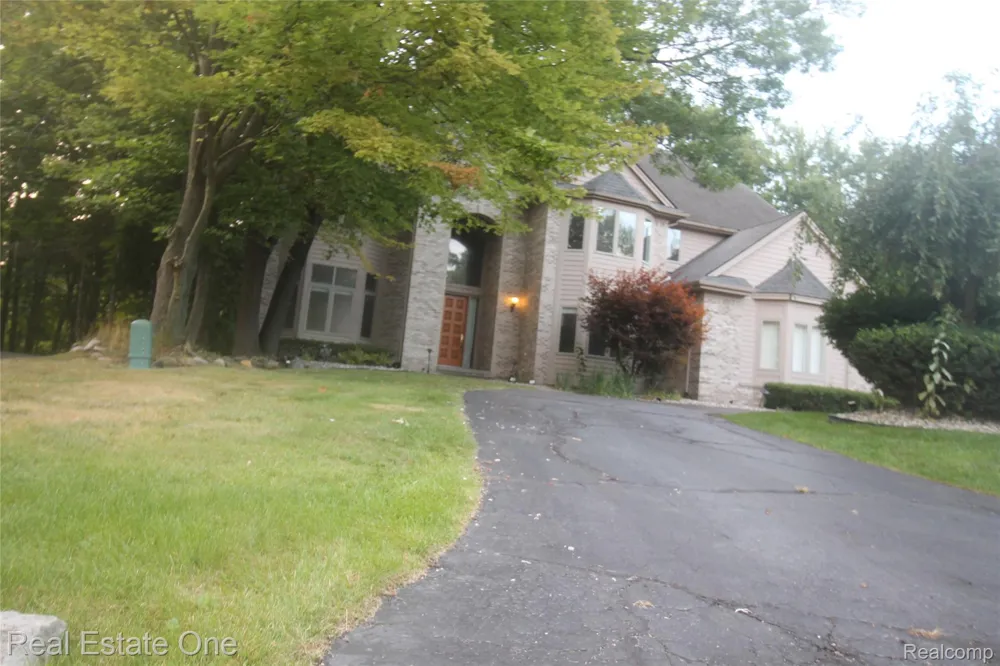 3417 Hidden Oaks Lane West Bloomfield Charter Township, MI 48324