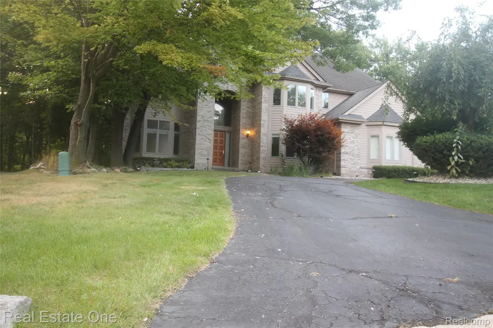 3417 Hidden Oaks Lane West Bloomfield Charter Township, MI 48324
