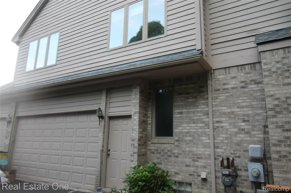 3417 Hidden Oaks Lane West Bloomfield Charter Township, MI 48324