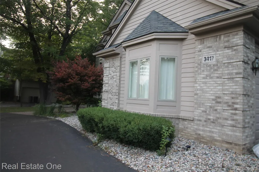 3417 Hidden Oaks Lane West Bloomfield Charter Township, MI 48324