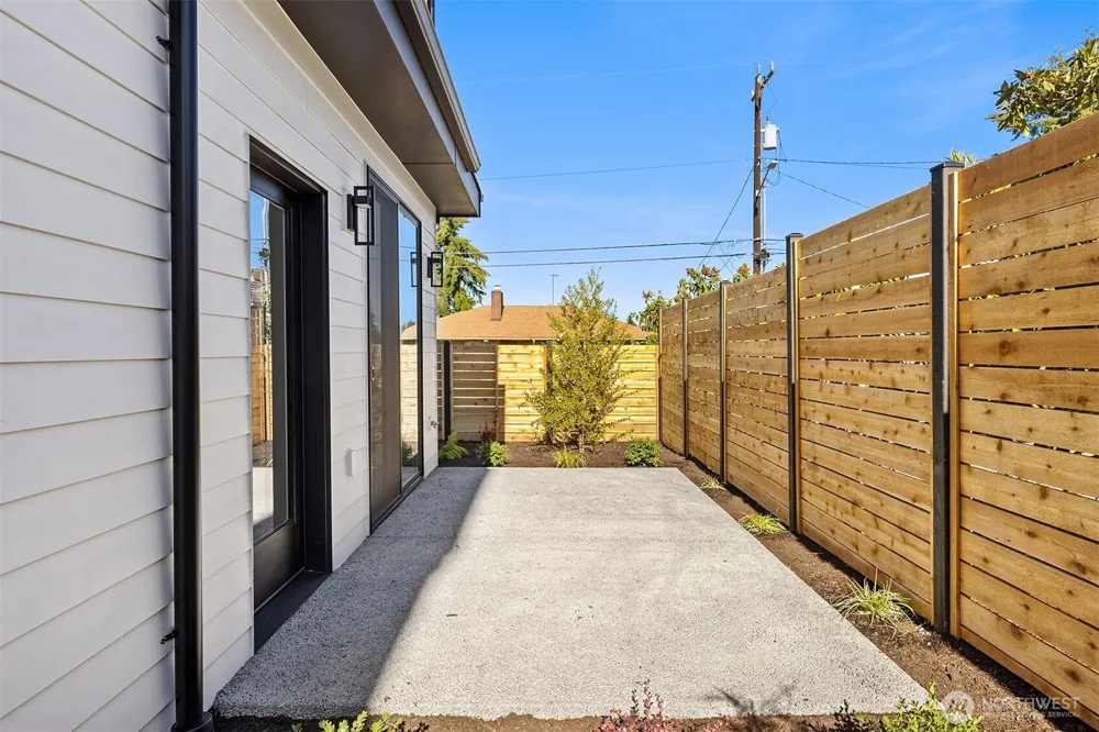 9739 12th Avenue NW Seattle, WA 98117