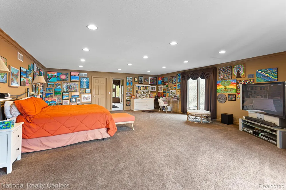 1100 Clearwater Boulevard White Lake Charter Township, MI 48386