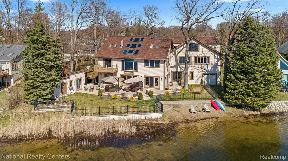 1100 Clearwater Boulevard White Lake Charter Township, MI 48386