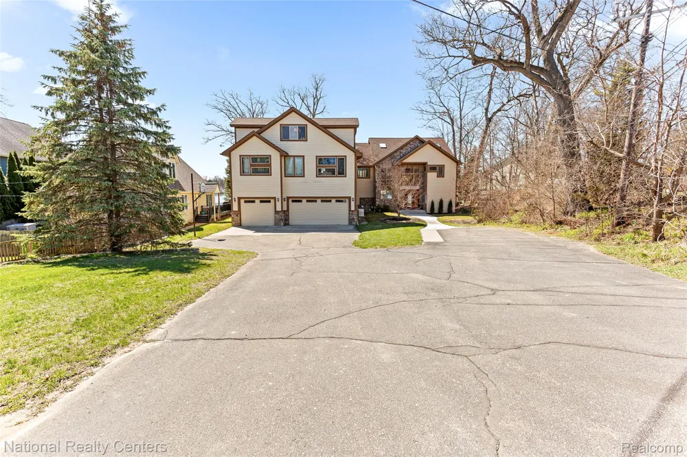 1100 Clearwater Boulevard White Lake Charter Township, MI 48386
