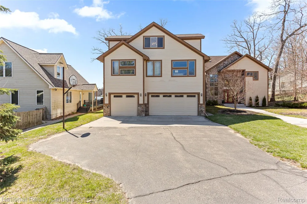 1100 Clearwater Boulevard White Lake Charter Township, MI 48386