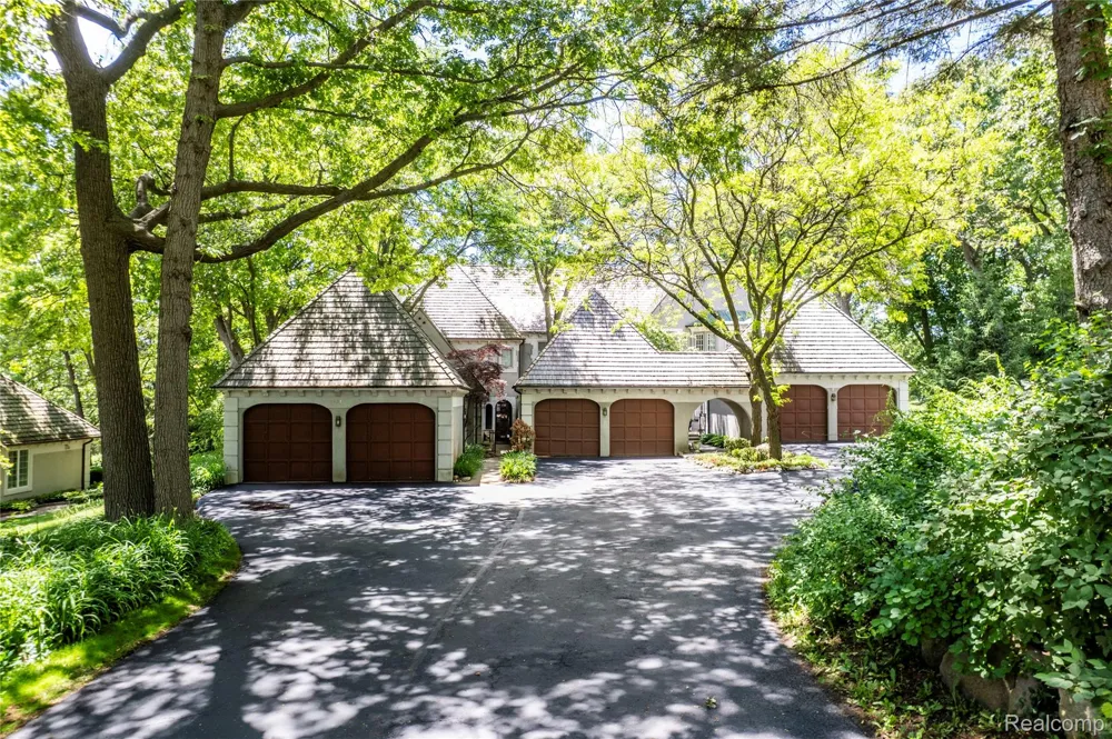 5409 Bristol Parke Drive Independence Charter Township, MI 48348