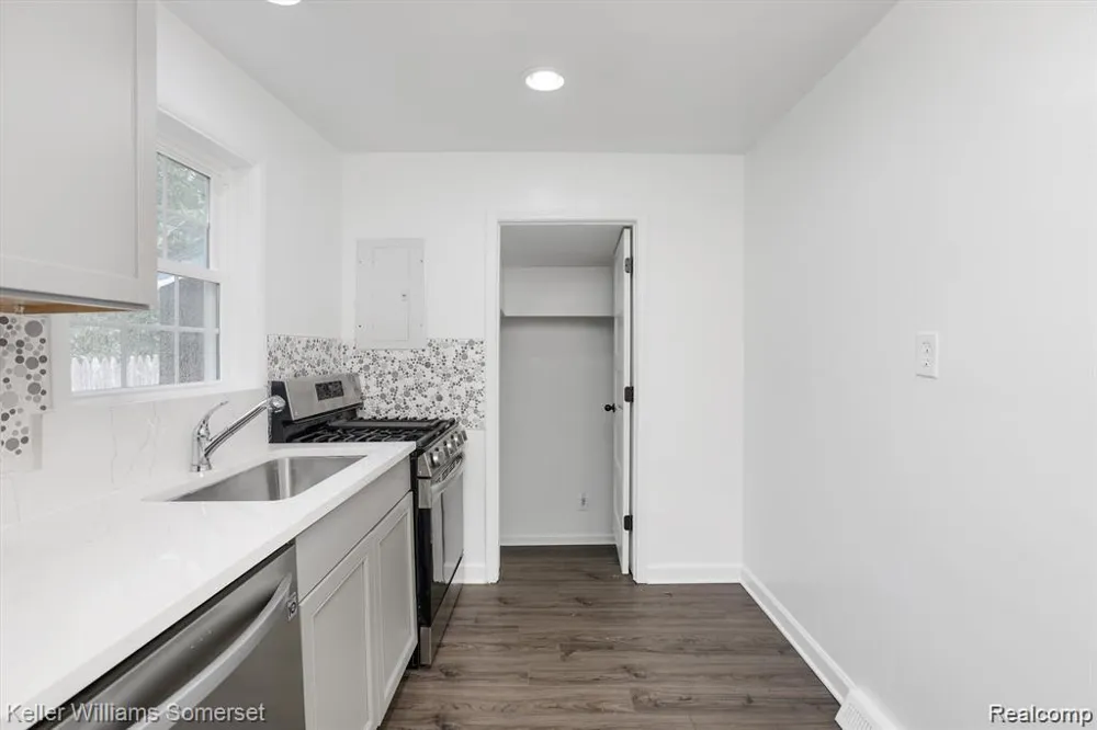 22463 Donald Avenue Eastpointe City, MI 48021