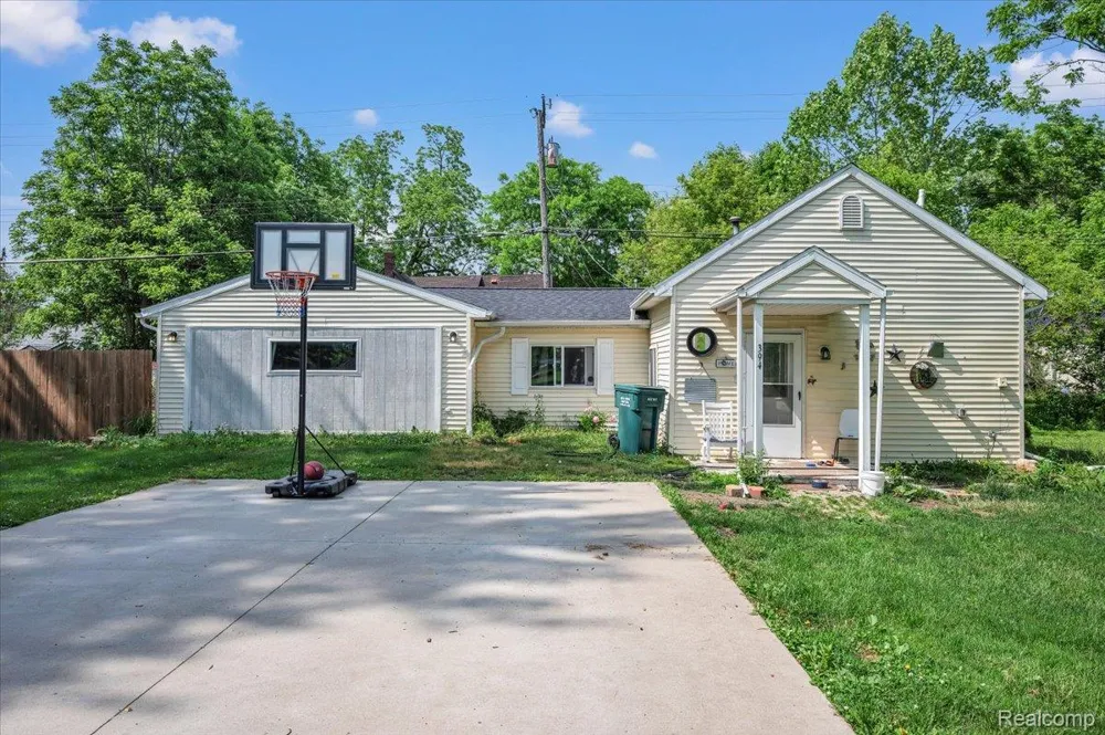 394 S Elm Street Lapeer City, MI 48446