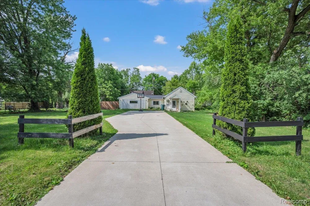 394 S Elm Street Lapeer City, MI 48446