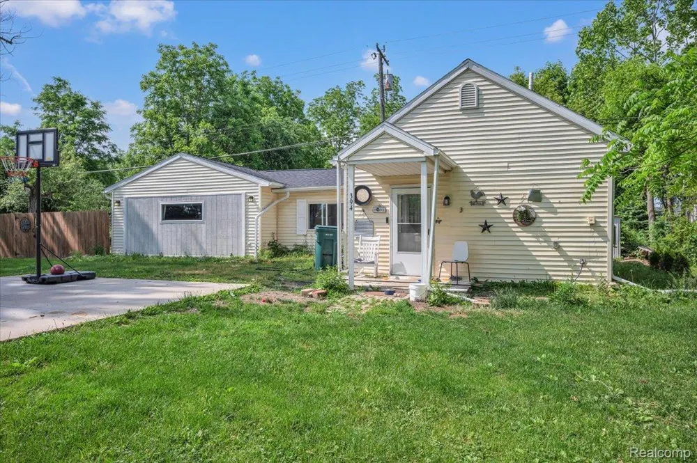 394 S Elm Street Lapeer City, MI 48446