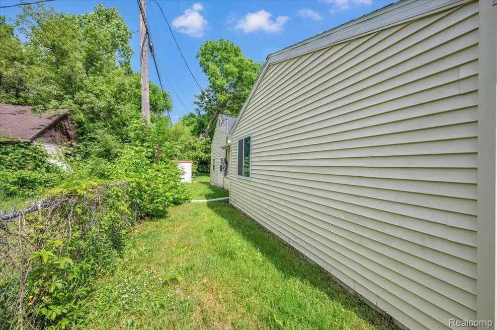 394 S Elm Street Lapeer City, MI 48446