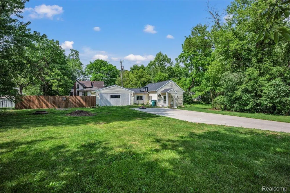 394 S Elm Street Lapeer City, MI 48446