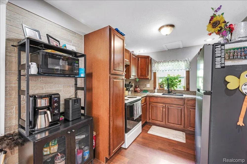 394 S Elm Street Lapeer City, MI 48446