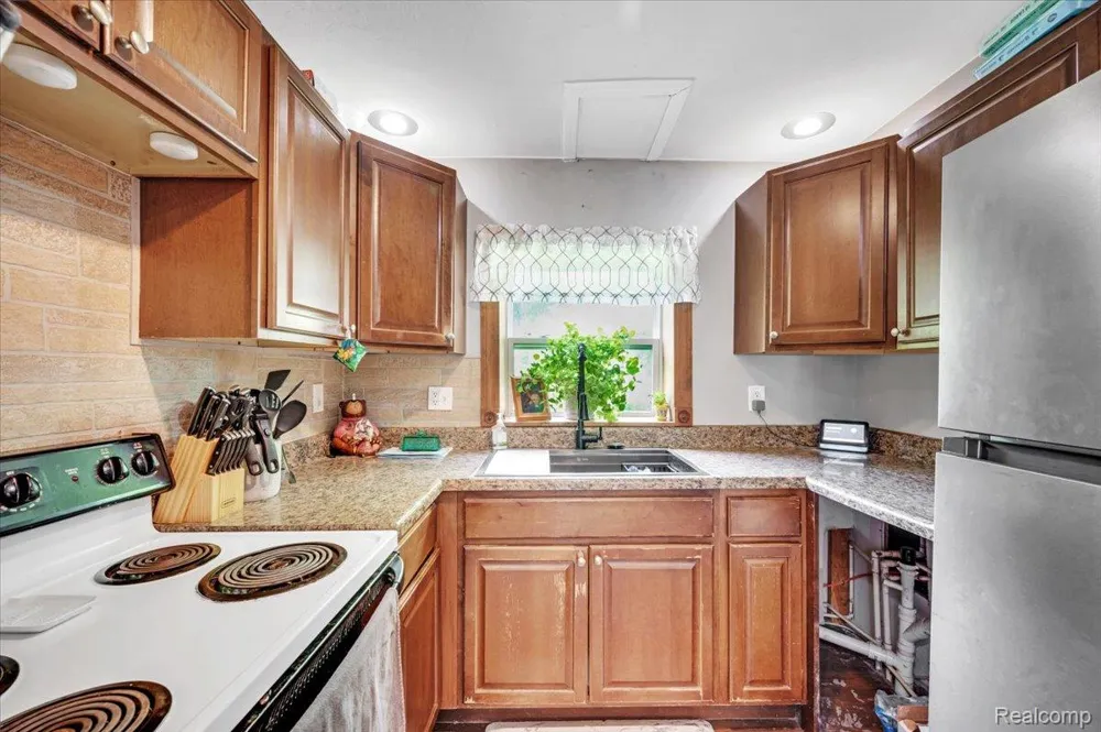 394 S Elm Street Lapeer City, MI 48446