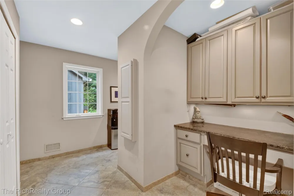 2300 Stoney Bluff Milford Charter Township, MI 48381