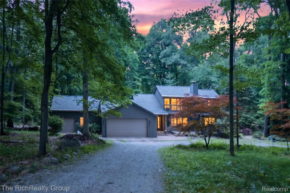 2300 Stoney Bluff Milford Charter Township, MI 48381