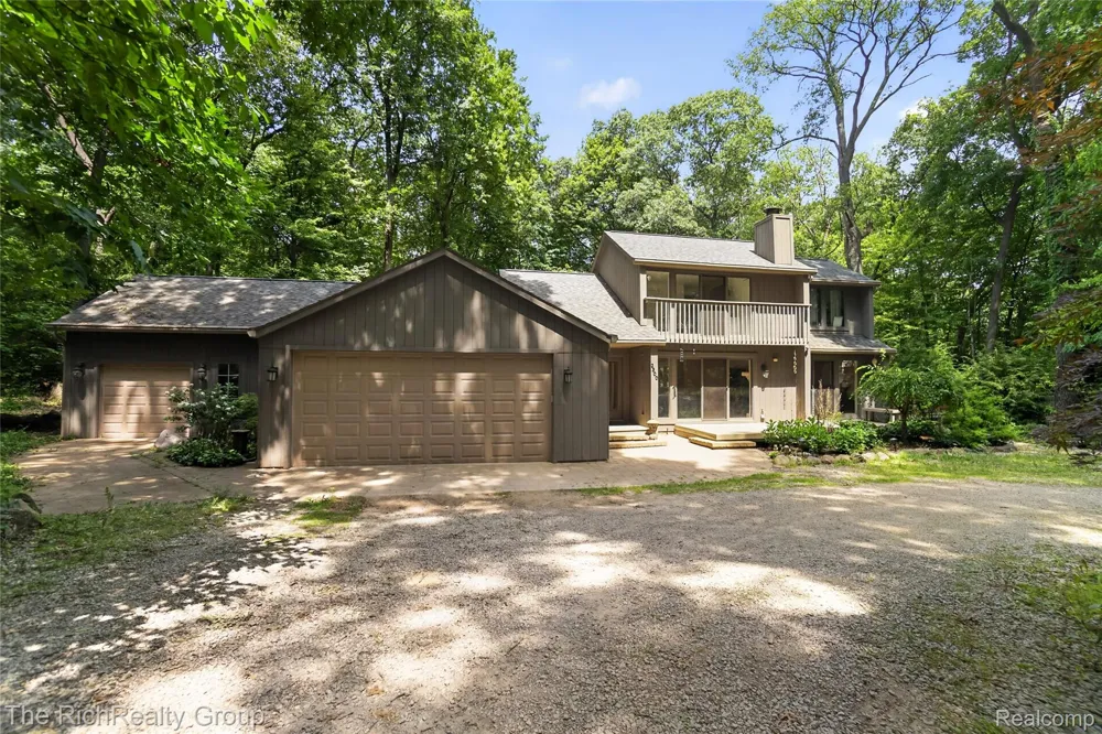 2300 Stoney Bluff Milford Charter Township, MI 48381