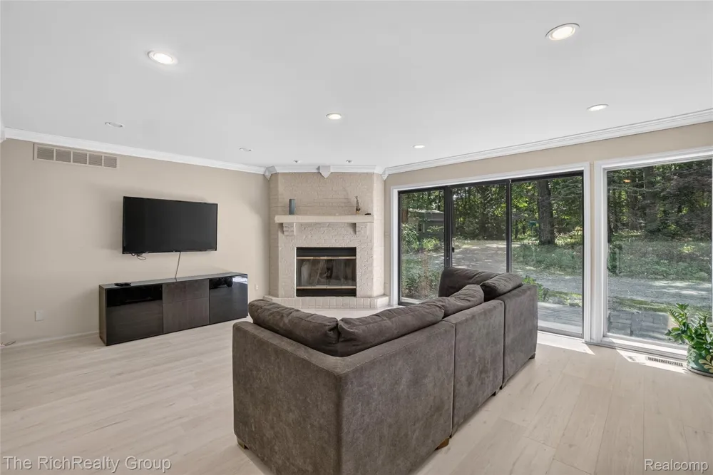 2300 Stoney Bluff Milford Charter Township, MI 48381