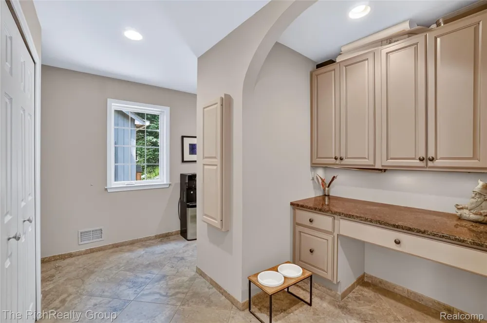 2300 Stoney Bluff Milford Charter Township, MI 48381